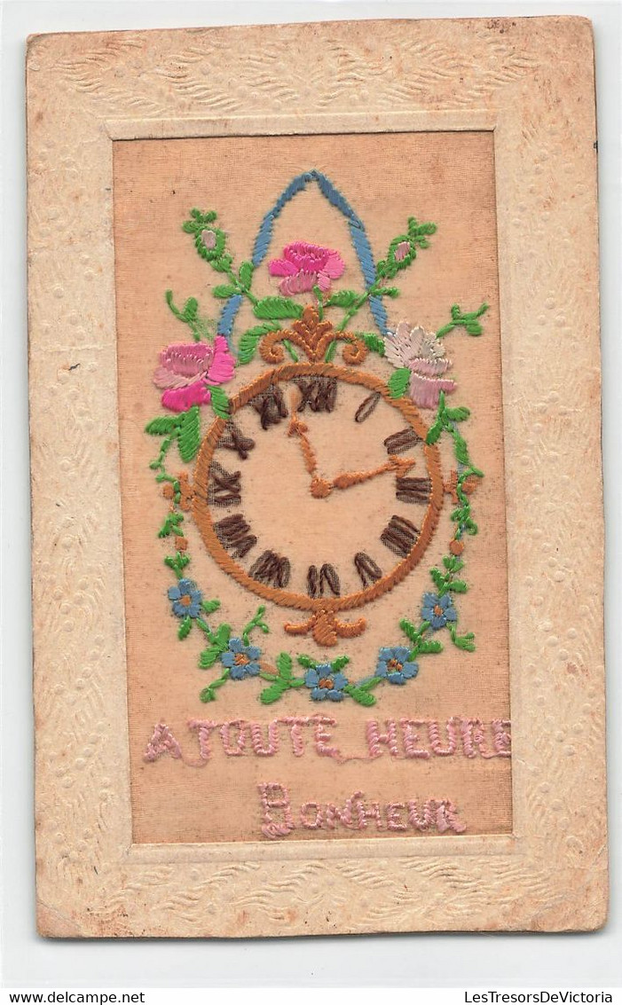 CPA Brodée - Fantaisie - A Toute Heure Bonheur - Pendule - Broderie - Fleurs - Brodées