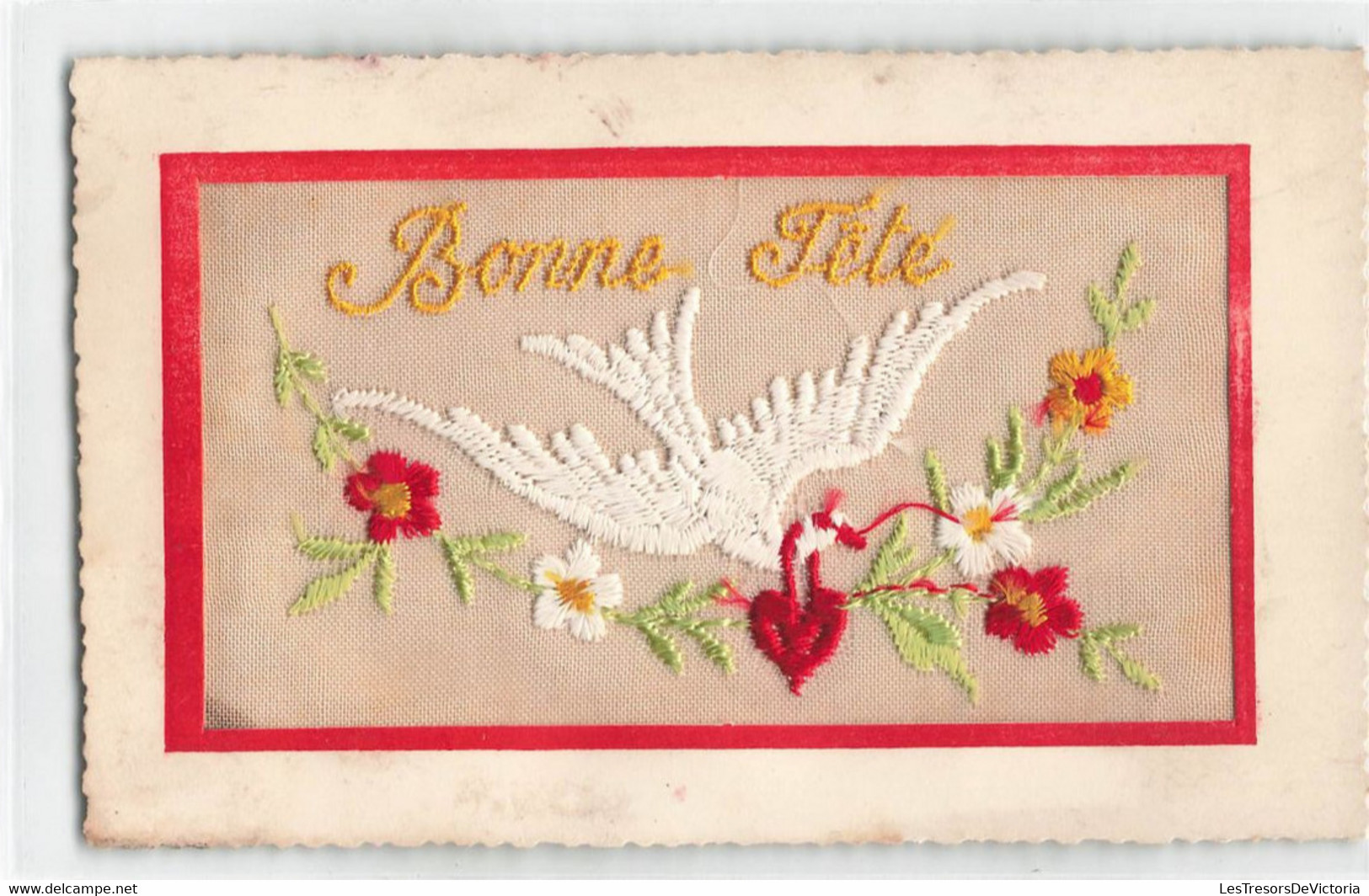 CPA Brodée - Fantaisie - Colombe Blanche Avec Un Coeur Rouge Autour Du Cou - Broderie - Bonne Fete - Embroidered