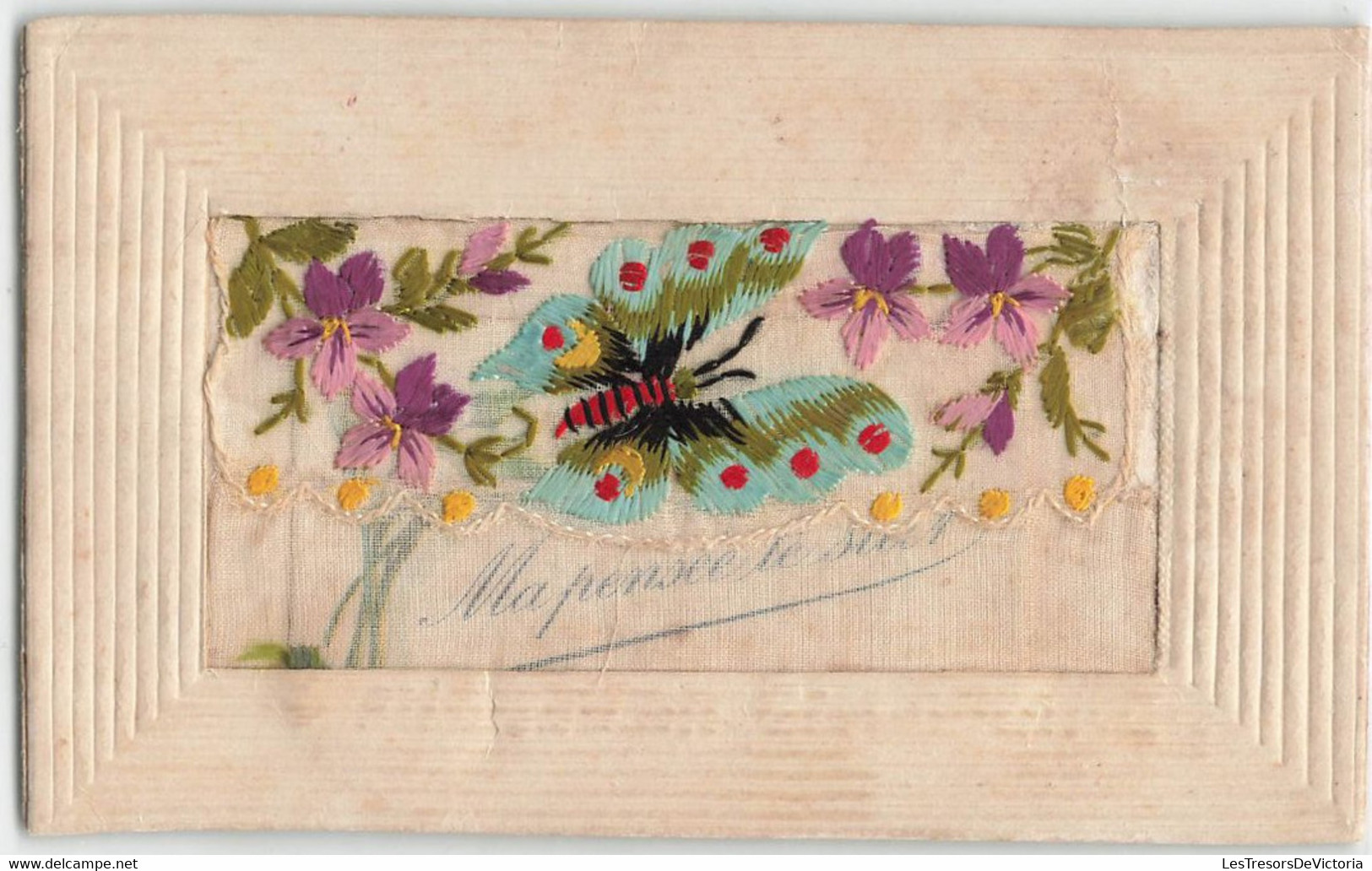 CPA Brodée - Fantaisie - Enveloppe Avec Un Papillon Multicolore Et Fleur - Broderie - - Brodées