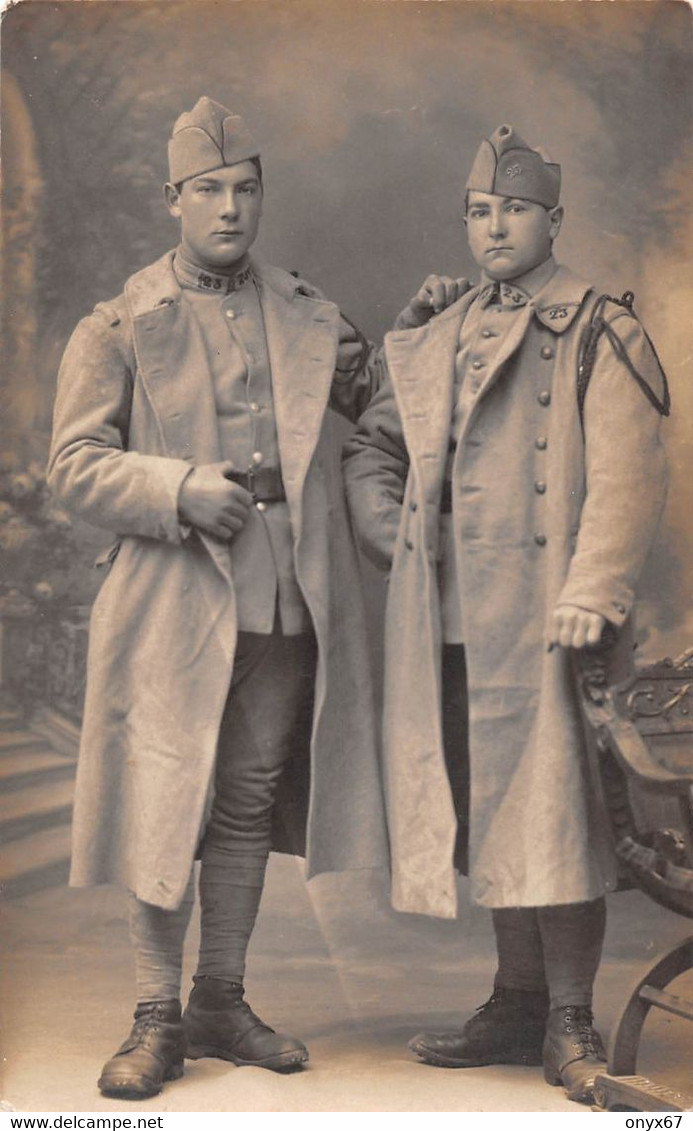 Carte Photo Militaire Français BOURG-EN-BRESSE-01-Ain-23 éme Régiment Infanterie-Tenue-Manteau-Calot-Fourragère-Helgen - Uniformes