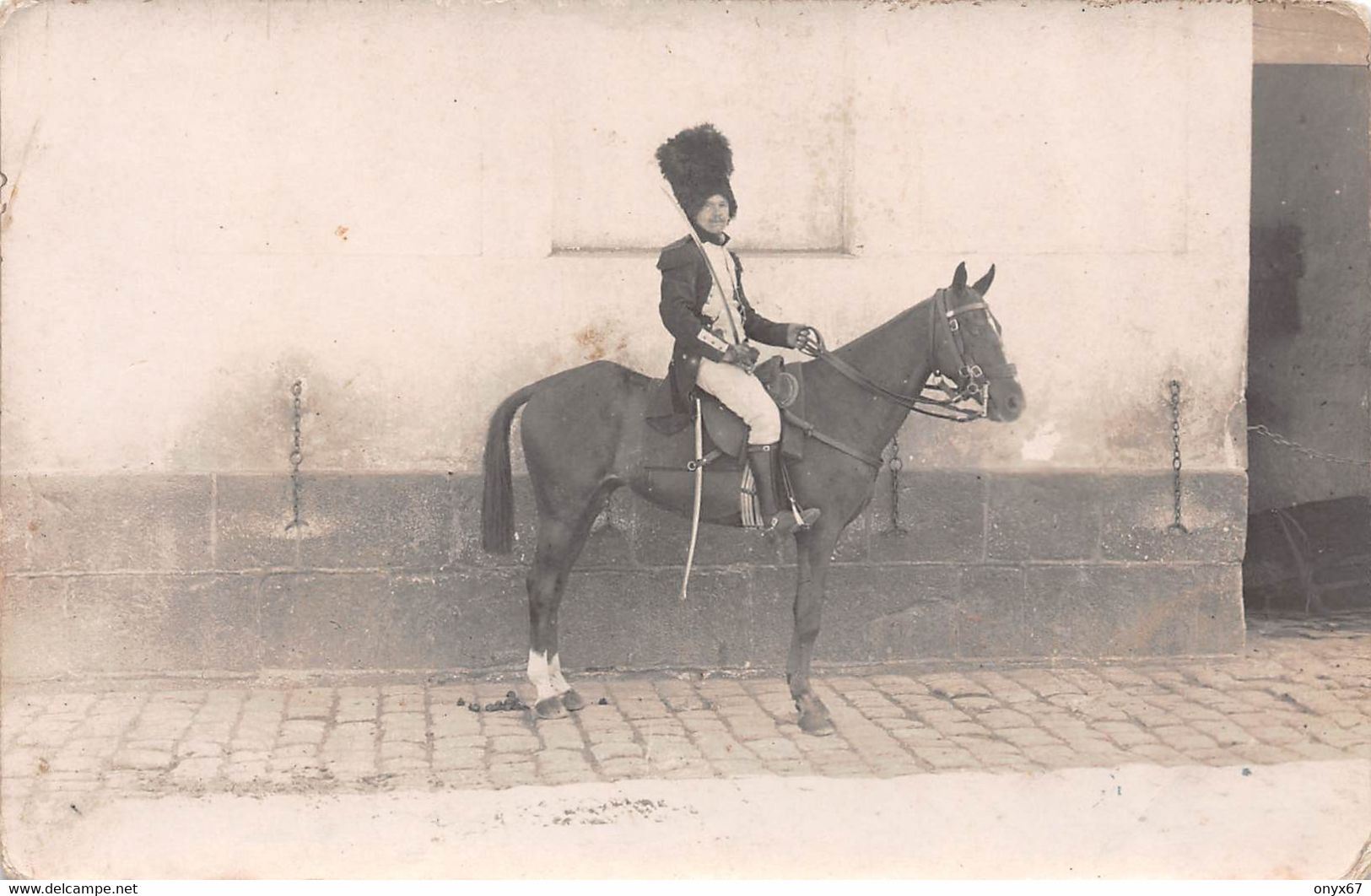 Carte Photo Militaire Français-HUSSARD-Soldat Cheval-Coiffe-Sabre-HUSSARDS-CUIRASSIERS-Cavalerie-Guerre-Caserne - Uniformes