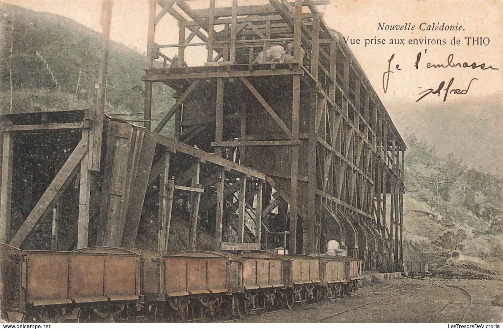 CPA NOUVELLE CALEDONIE - Vue Prise Aux Environs De Thio - Colorisé - Wagons - Chemin De Fer - New Caledonia