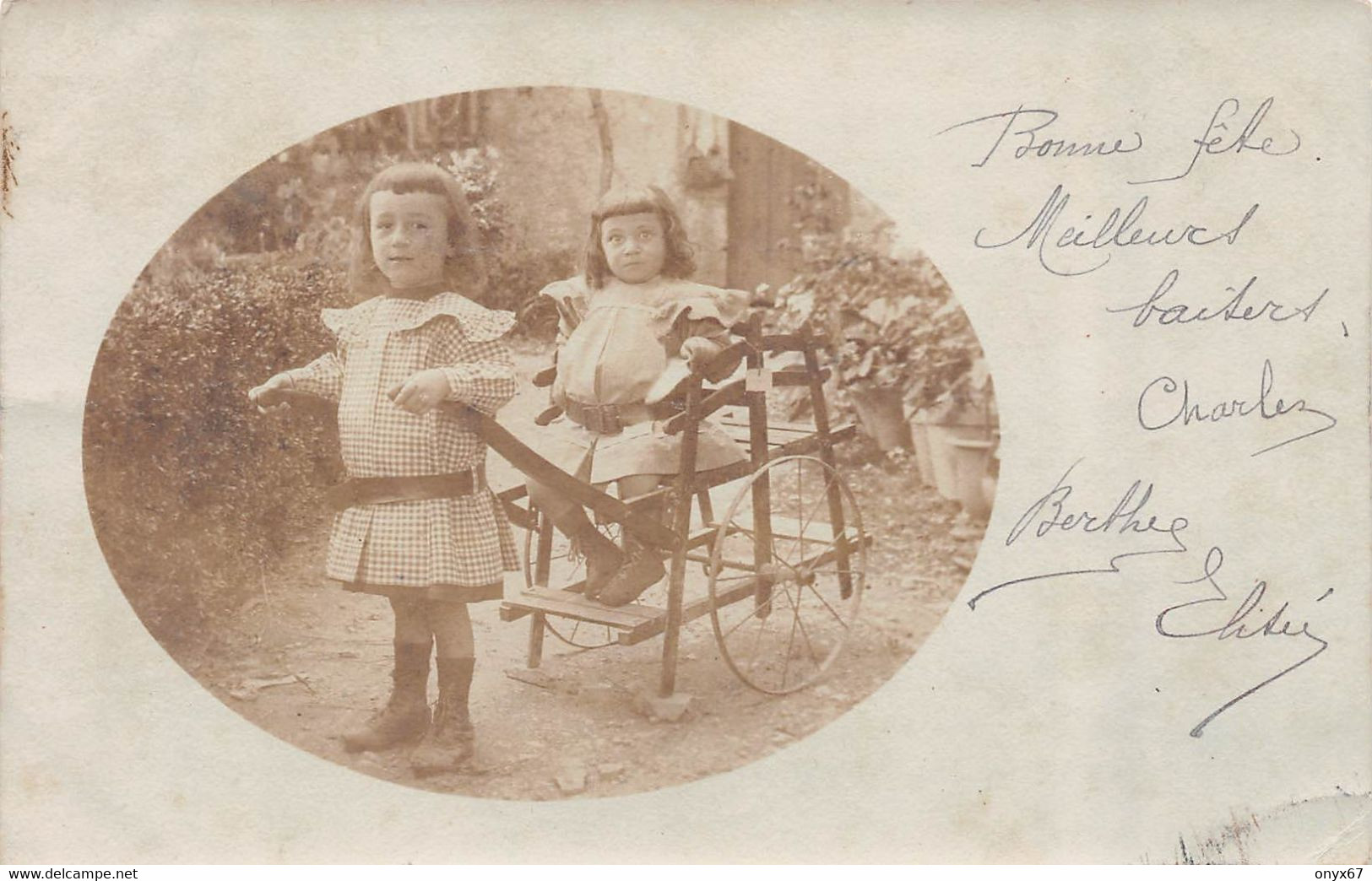 Carte Postale Photo  Enfant-Jeune-Fille-Young-Girl-Child Woman Costume-Charrette à Bras - Photographie