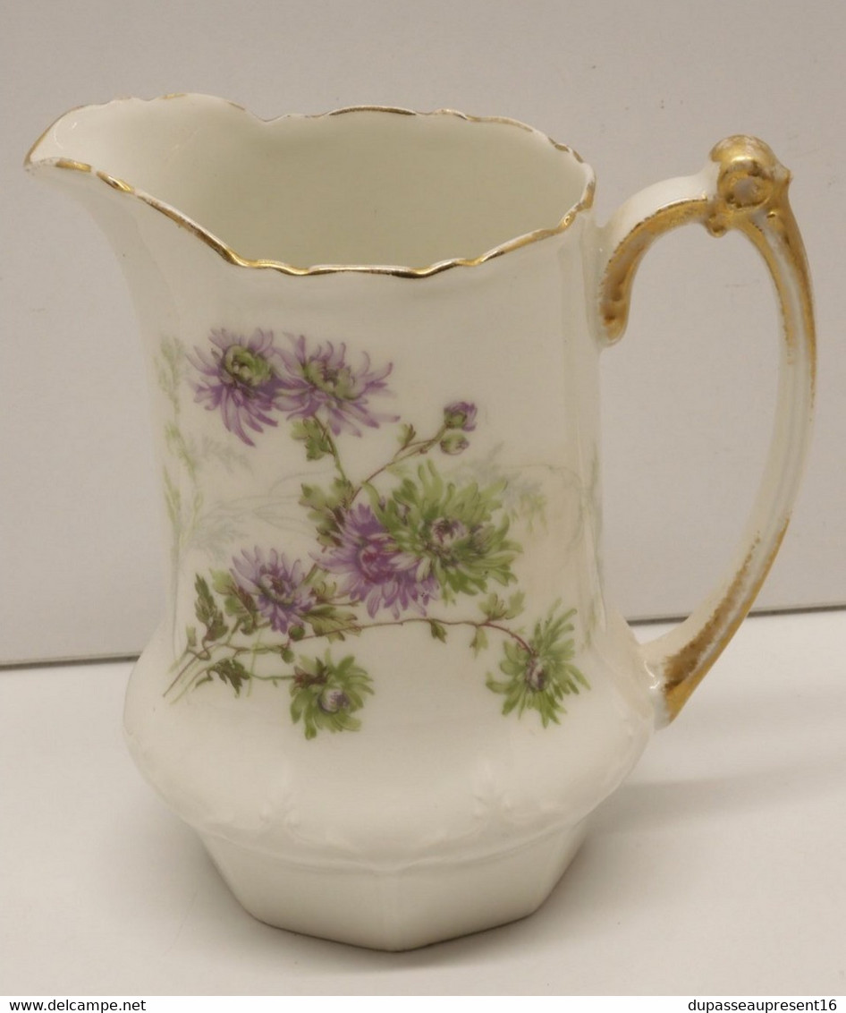 *JOLI ANCIEN POT A LAIT CREMIER PORCELAINE de LIMOGES décor fleurs mauves  E