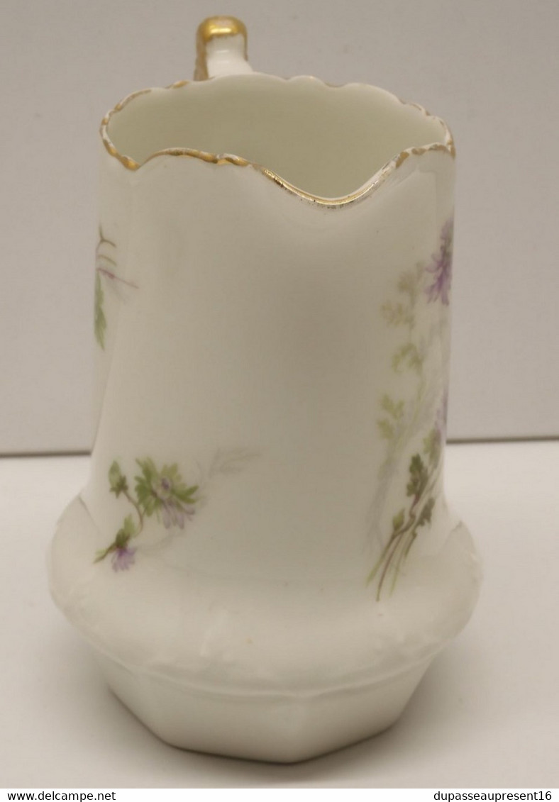 *JOLI ANCIEN POT A LAIT CREMIER PORCELAINE de LIMOGES décor fleurs mauves  E