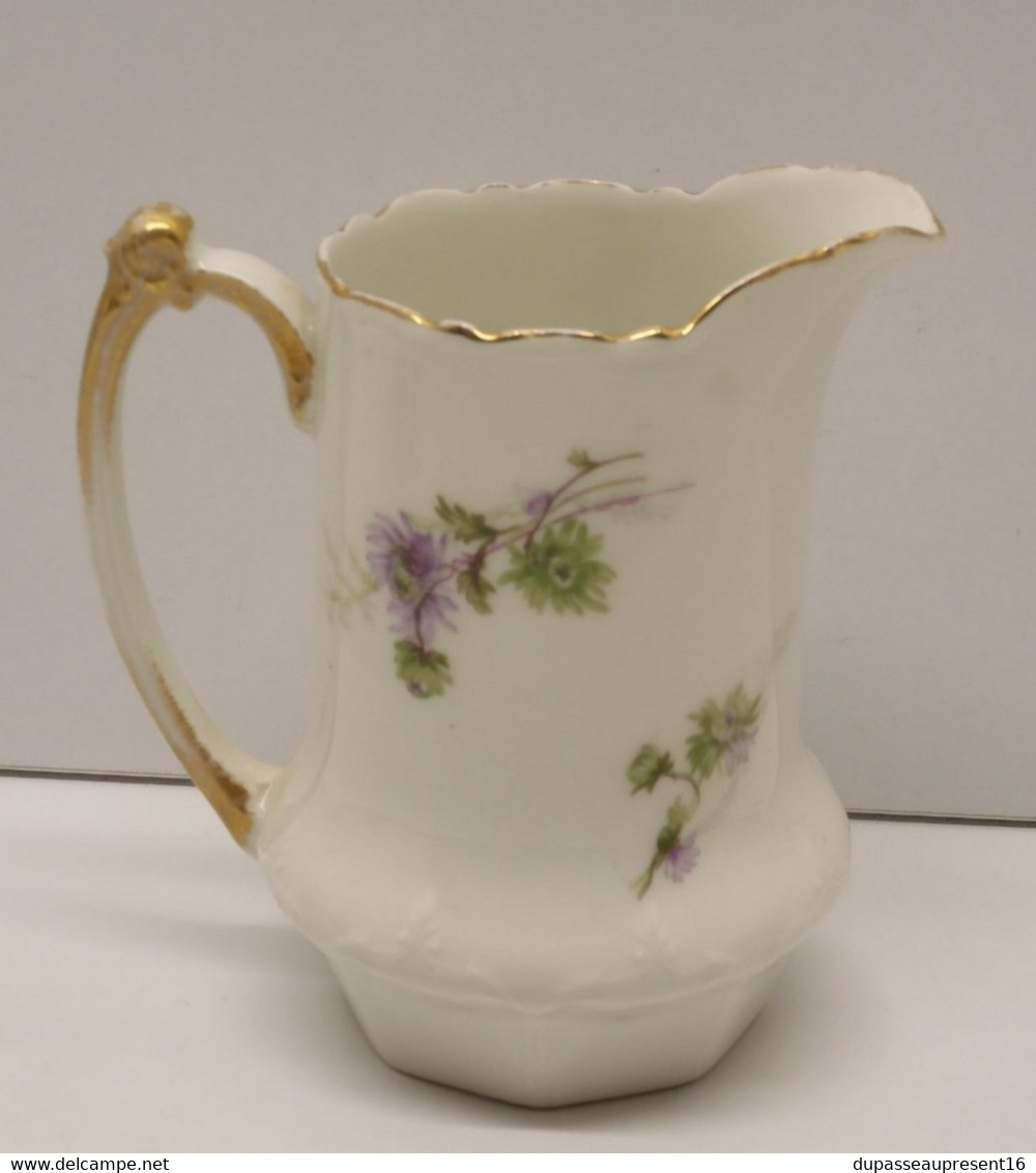 *JOLI ANCIEN POT A LAIT CREMIER PORCELAINE de LIMOGES décor fleurs mauves  E