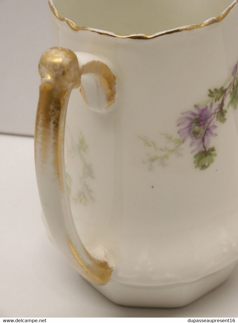 *JOLI ANCIEN POT A LAIT CREMIER PORCELAINE de LIMOGES décor fleurs mauves  E