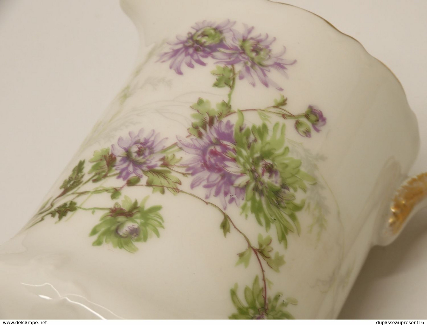 *JOLI ANCIEN POT A LAIT CREMIER PORCELAINE de LIMOGES décor fleurs mauves  E