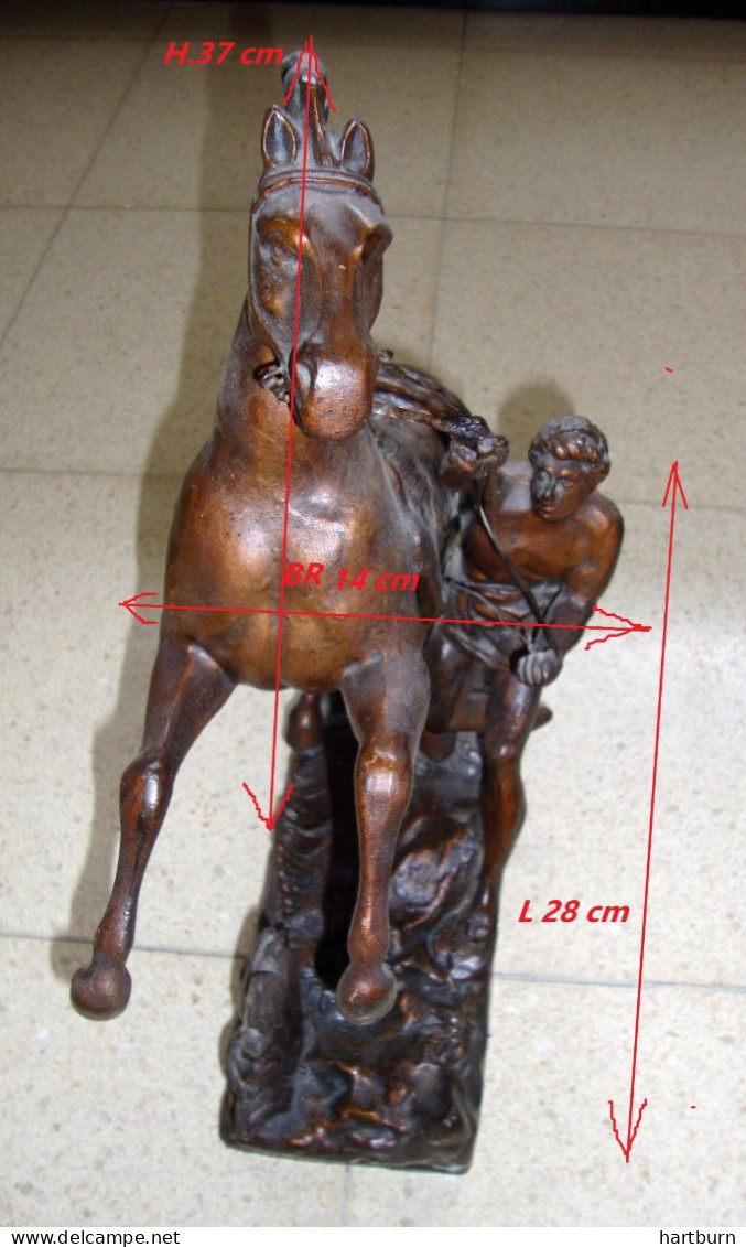 Postuur In Zamak. Paard En Ruiter, Posture In Zamak. Horse And Rider. Cheval Et Cavalier 37 H X 28 L X 14 BR. 3500 Kg - Métal