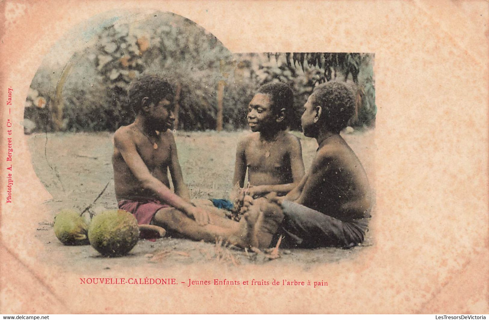 CPA NOUVELLE CALEDONIE - Jeunes Enfants Et Fruits De L'arbre A Pain - Colorisé Et Animé - Bergeret - Rare - Neukaledonien