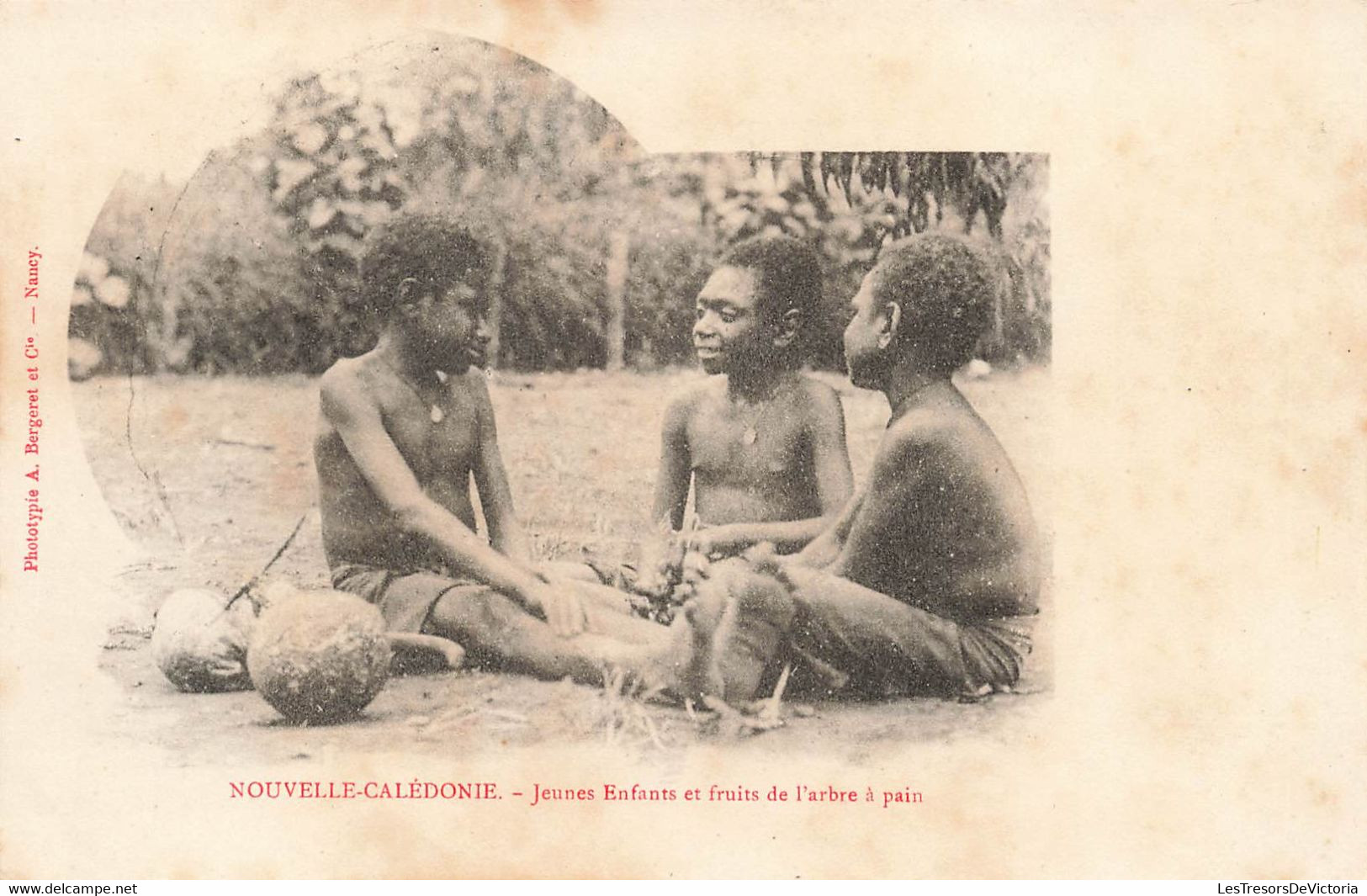 CPA NOUVELLE CALEDONIE - Jeunes Enfants Et Fruits De L'arbre A Pain - Bergeret - - Nouvelle-Calédonie