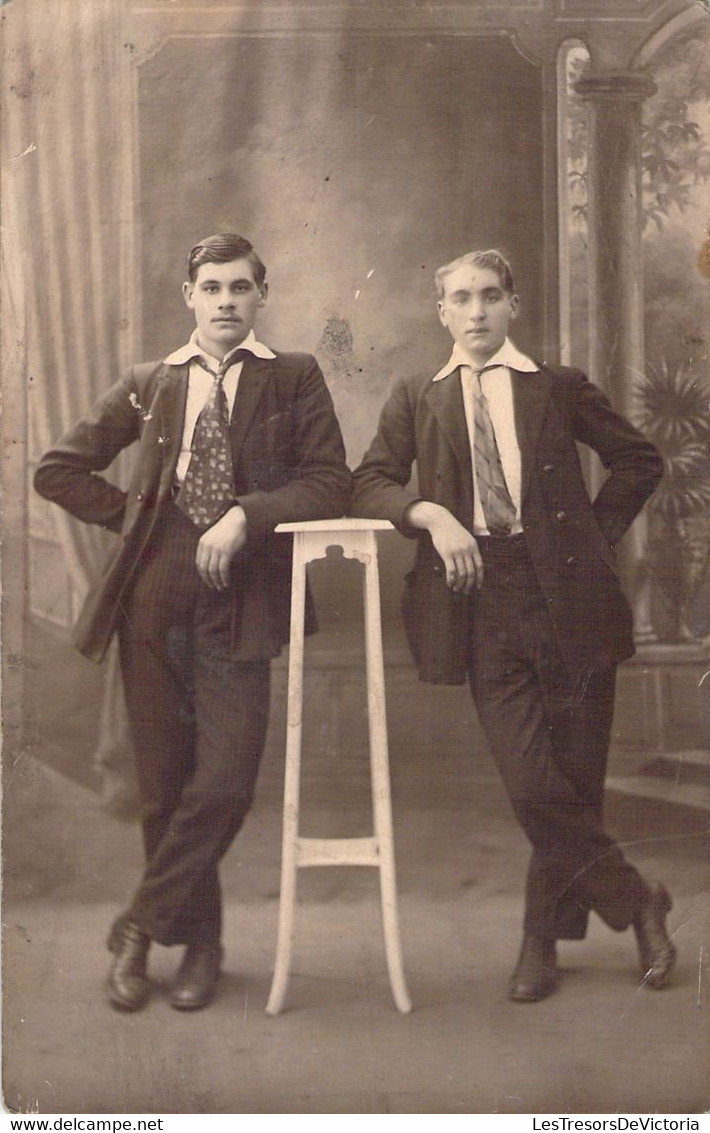 CPA PHOTOGRAPHIE - Deux Jeunes Hommes En Cravatte Et Col Retroussé - Fotografia