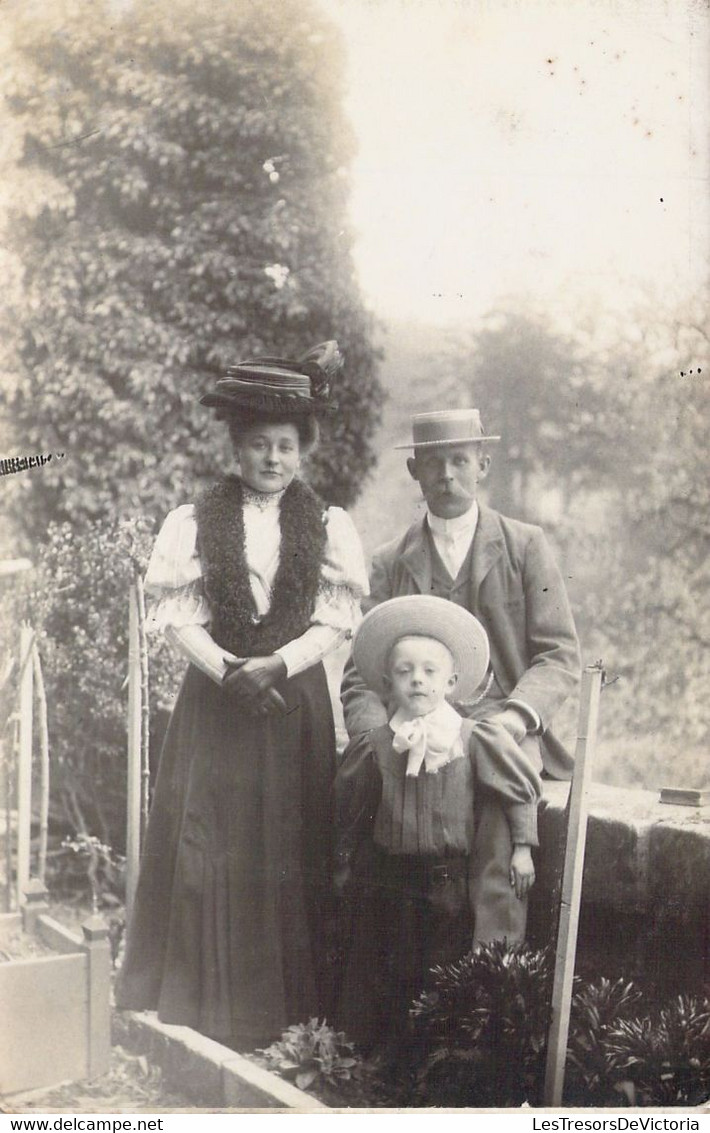 CPA PHOTOGRAPHIE - Parents Et Leur Fils En Tenue Avec Chapeau - Fotografia