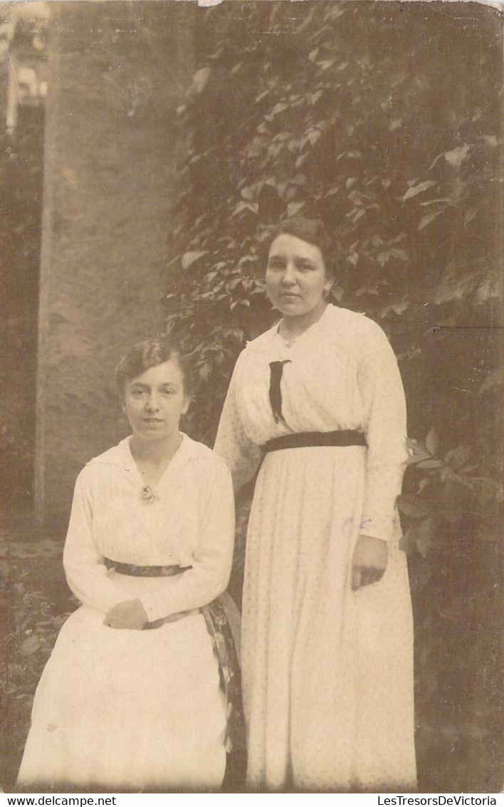 CPA PHOTOGRAPHIE - Deux Jeunes Femmes En Robes Blanches - Fotografia