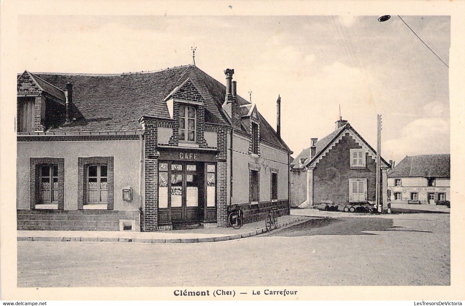 CPA FRANCE - 18 - Clémont - Le Carrefour - Café - Clémont