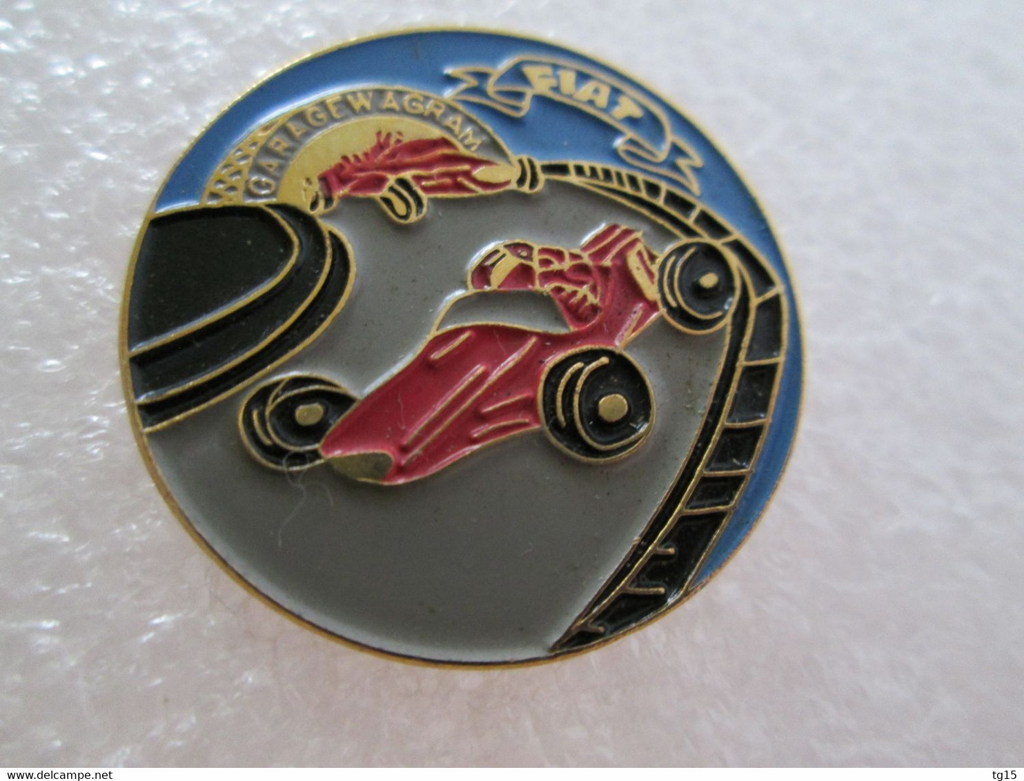 RARE  PIN'S     FIAT  GARAGE   WAGRAM   MONOPLACE  CIRCUIT - Fiat