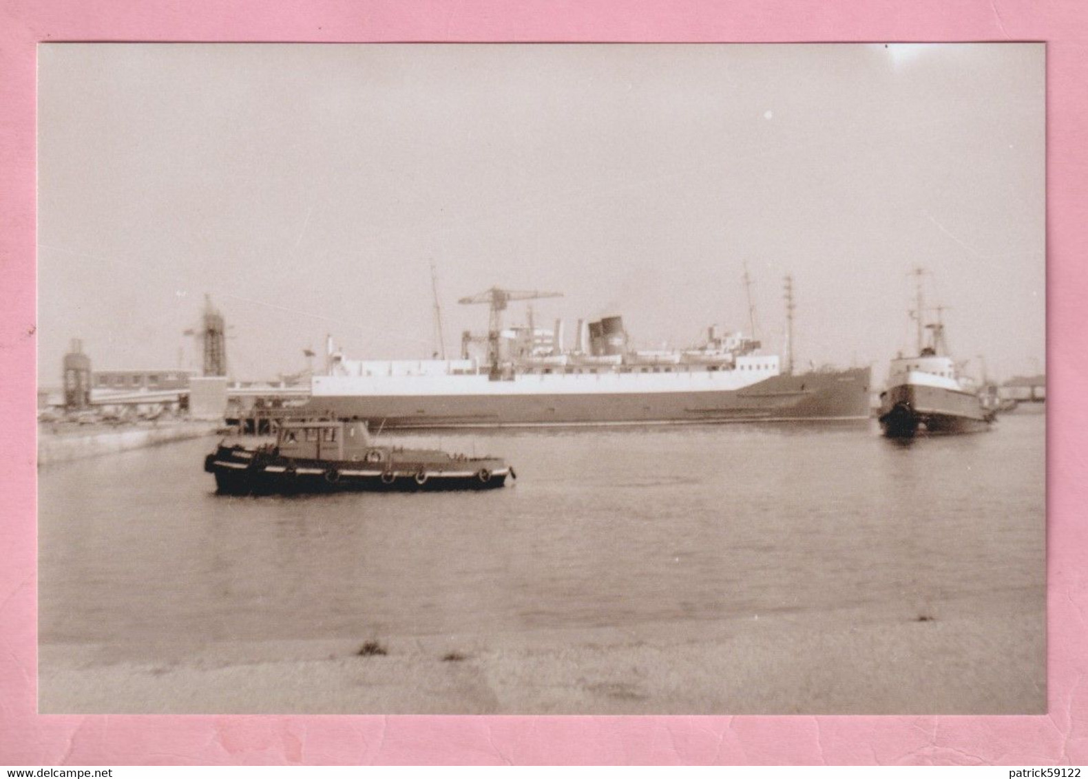 PHOTOGRAPHIE - PORT DE DUNKERQUE - FERRY BOAT " TWICKENHAM FERRY " EN GARE MARITIME - ( Vue 2 ) - Barche