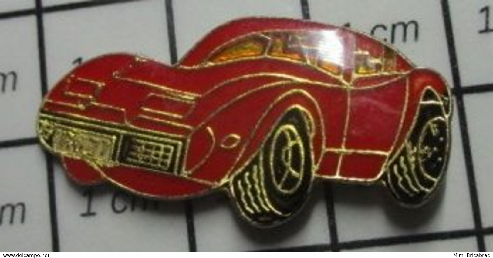 910B Pin's Pins / Beau Et Rare / AUTOMOBILES / CORVETTE ROUGE IMMATRICULEE AH-77 - Corvette