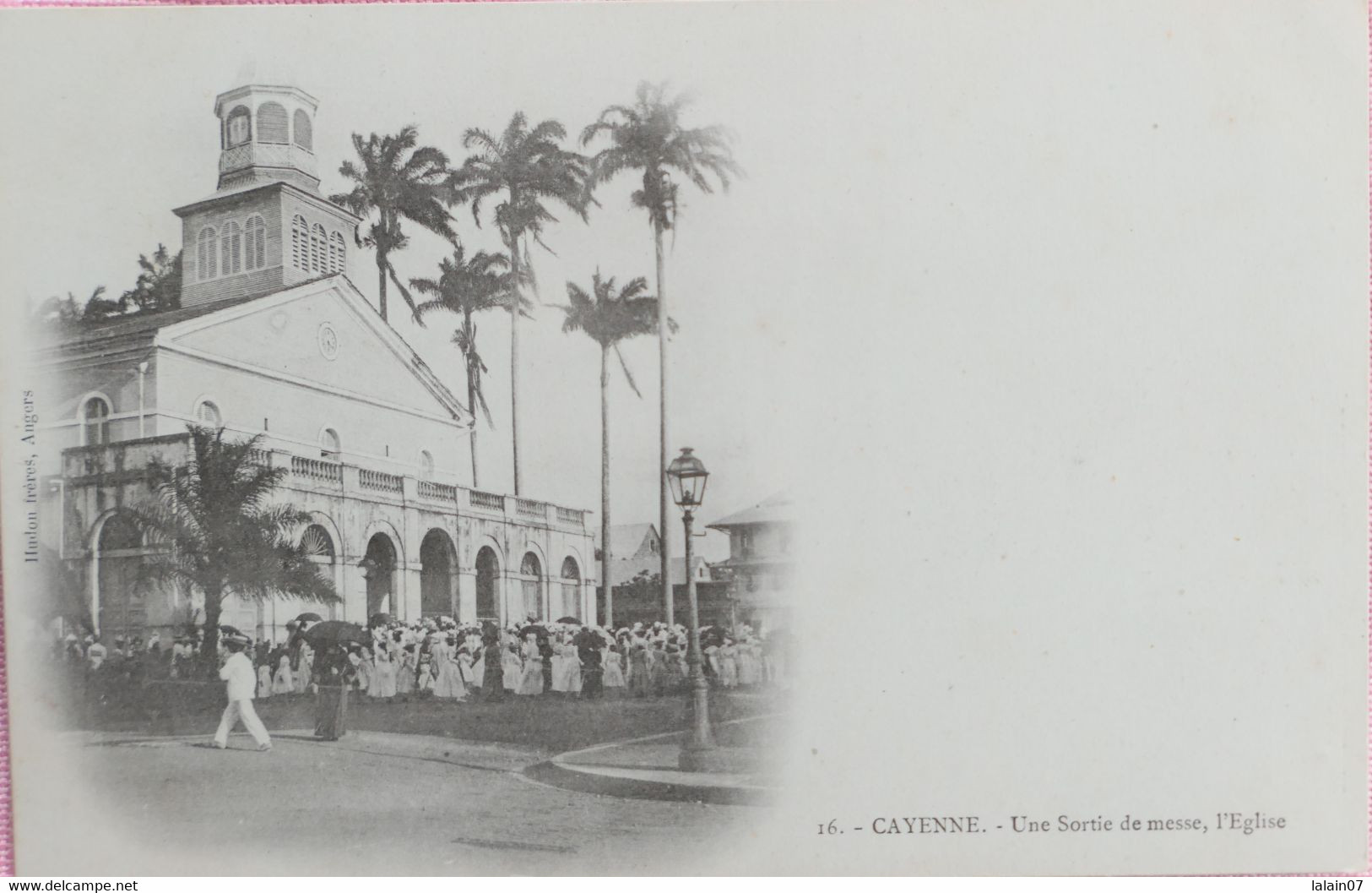 C. P. A. : GUYANE : CAYENNE : Une Sortie De Messe, L'Eglise - Cayenne