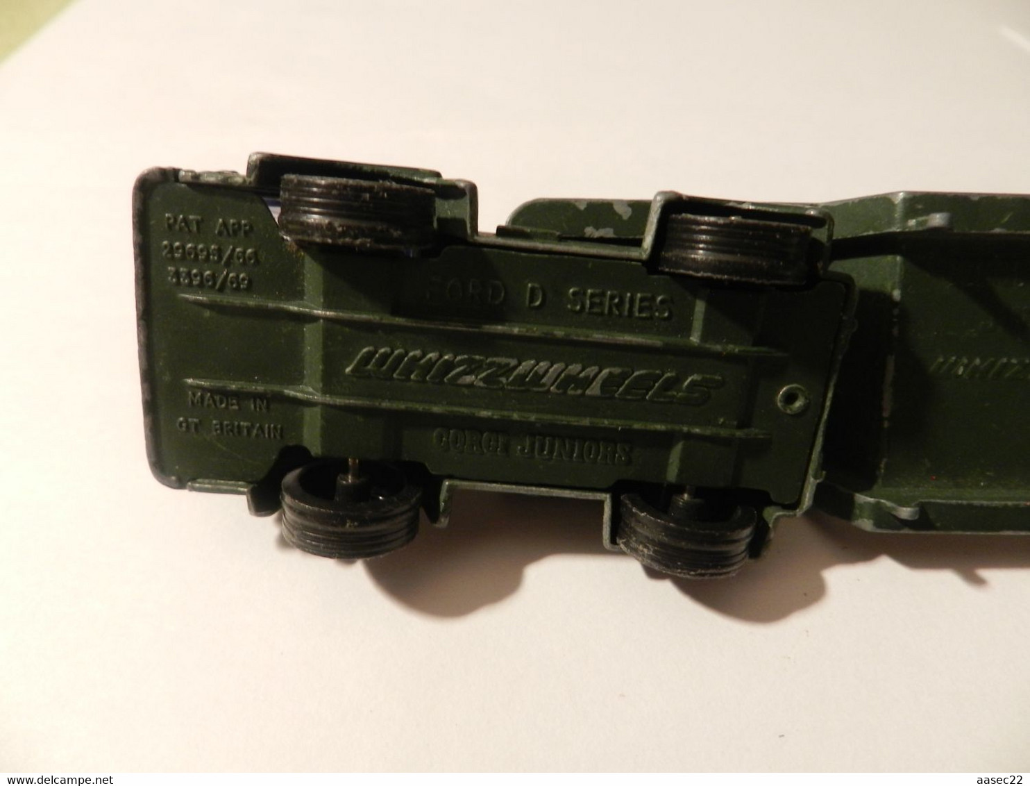 CORGI  ***    Military Ford Truck & Commando V100    /    1979   ***  1856 ***   lengte 15 cm