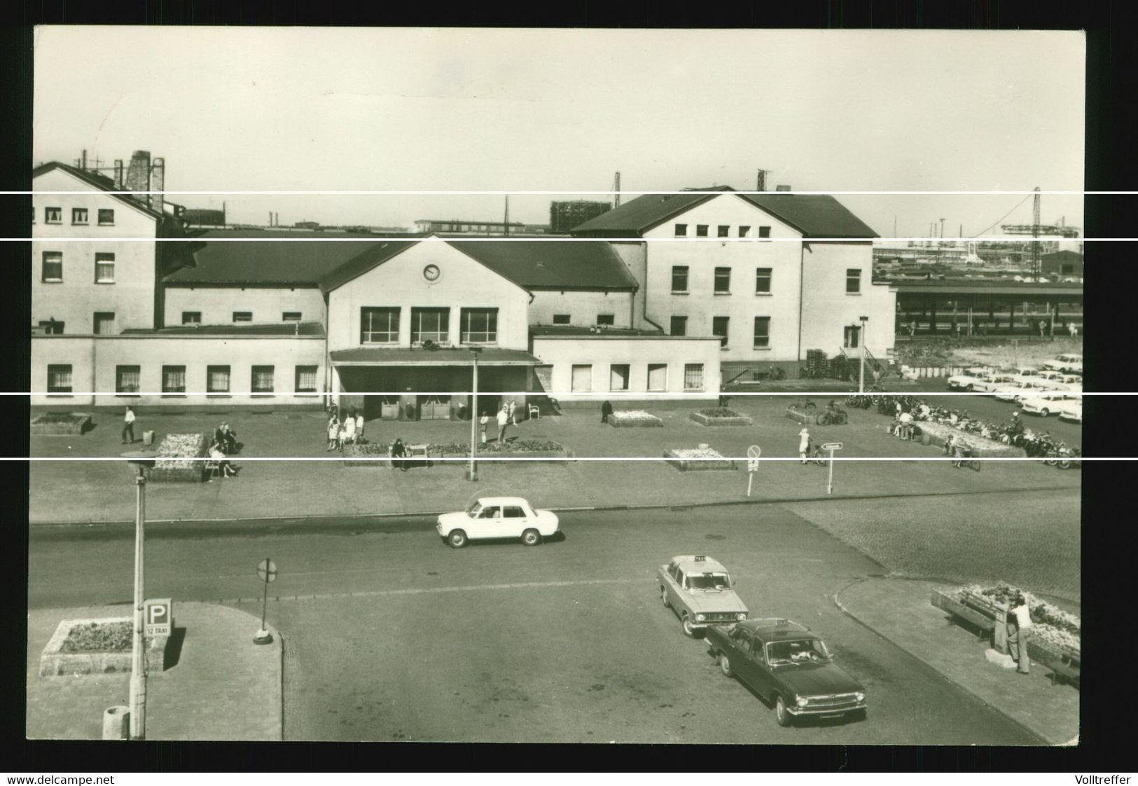 DDR Foto AK Um 1980 Bitterfeld, Bahnhof, Davor Parkplatz Mit DDR KFZ Oldtimer, Train Station & Classic Car DDR - Bitterfeld