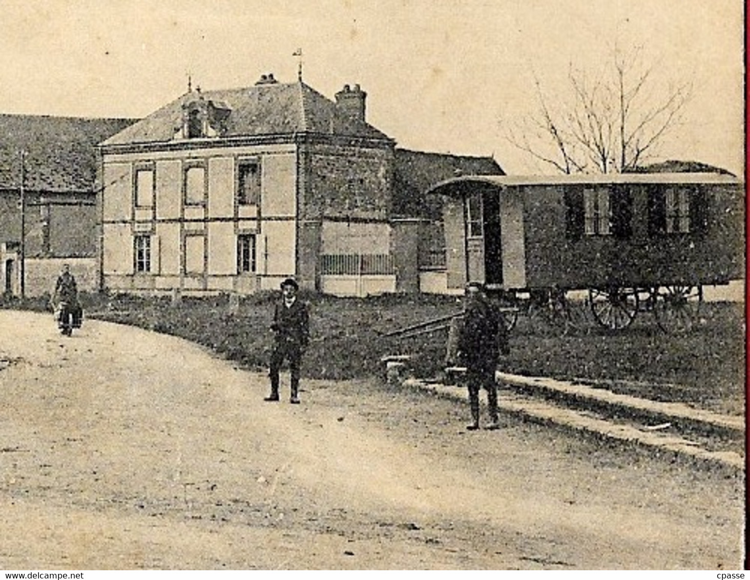 CPA 27 MARCILLY-sur-EURE - Un Coin De La Place De L'Eglise (Café & Roulotte De Bohémiens) ° Ch. Foucault édit. - Marcilly-sur-Eure