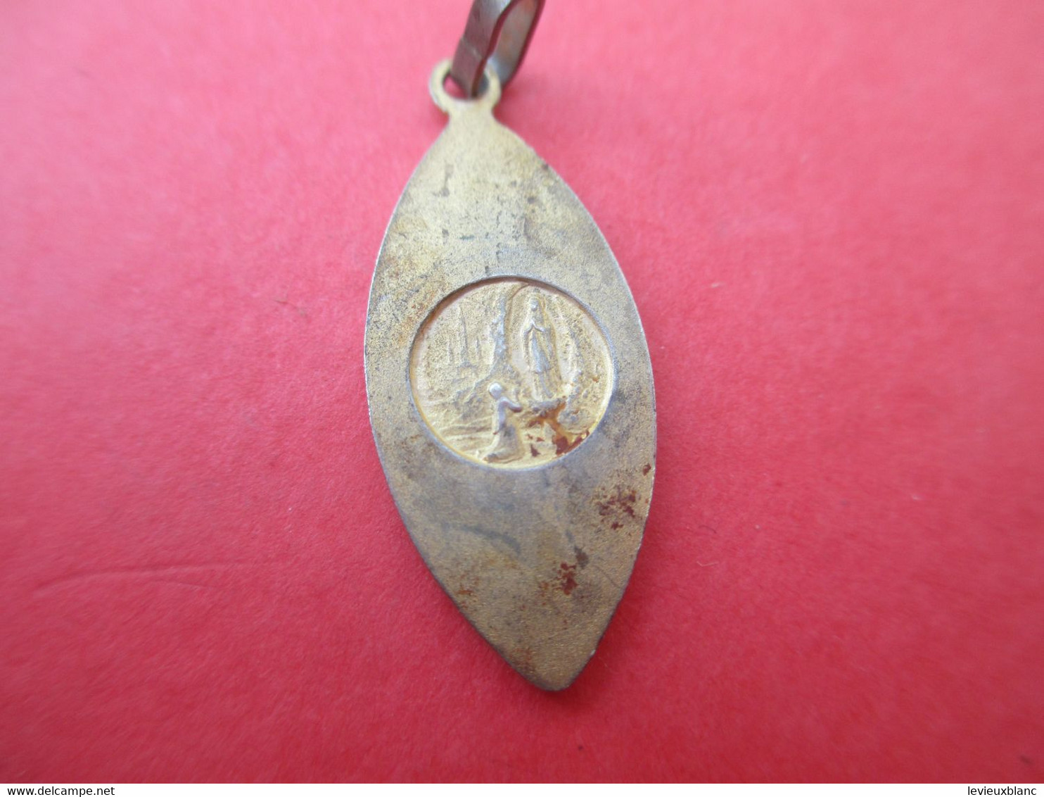 Petite Médaille Religieuse Ancienne/ Sainte Vierge/ LOURDES/ Métal Blanc Doré /Vers 1960-70                    CAN610 - Religion & Esotericism