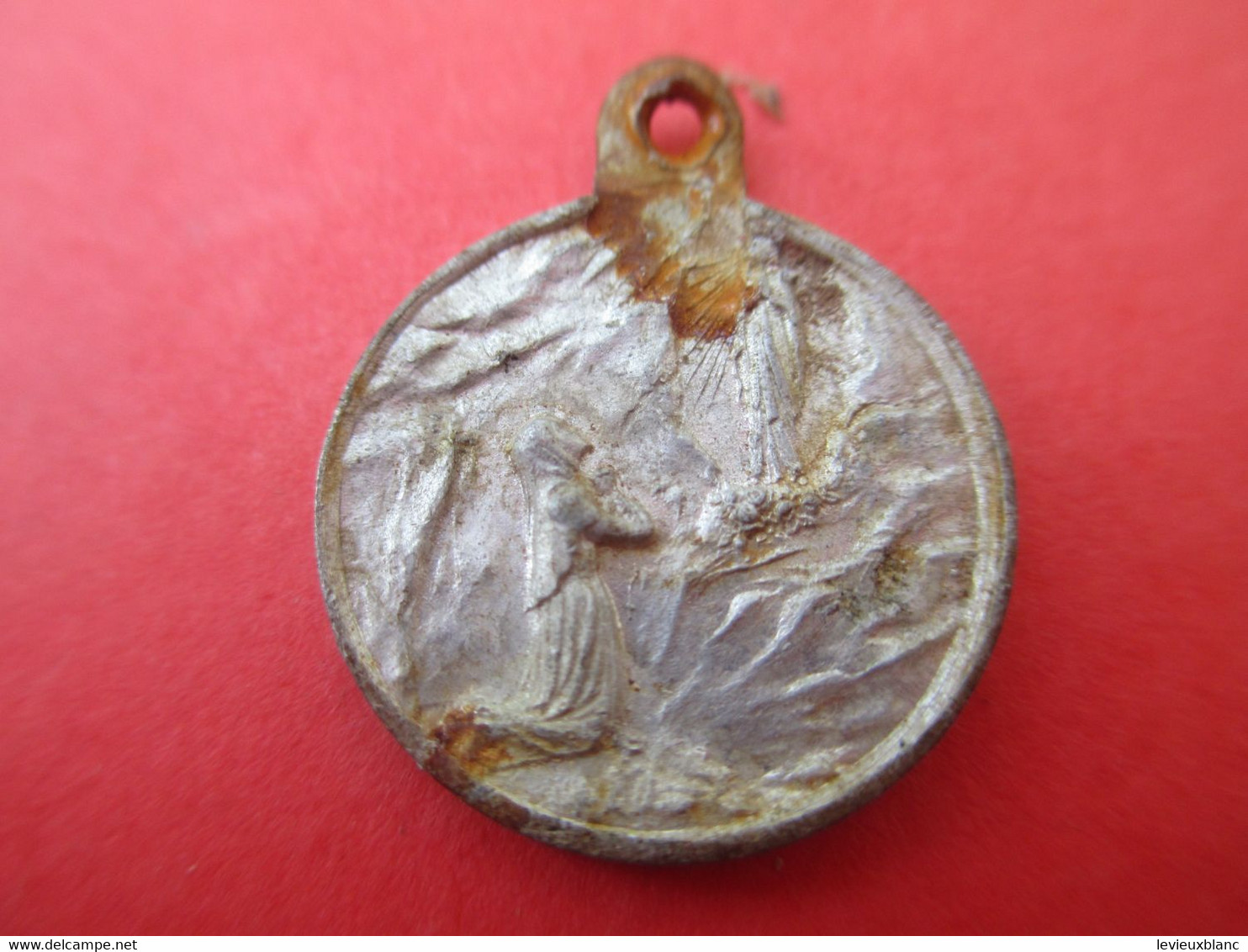 Petite Médaille Religieuse Ancienne/Bernadette Soubirous/Vierge De Lourdes/Aluminium  /Début XXéme             CAN622 - Godsdienst & Esoterisme