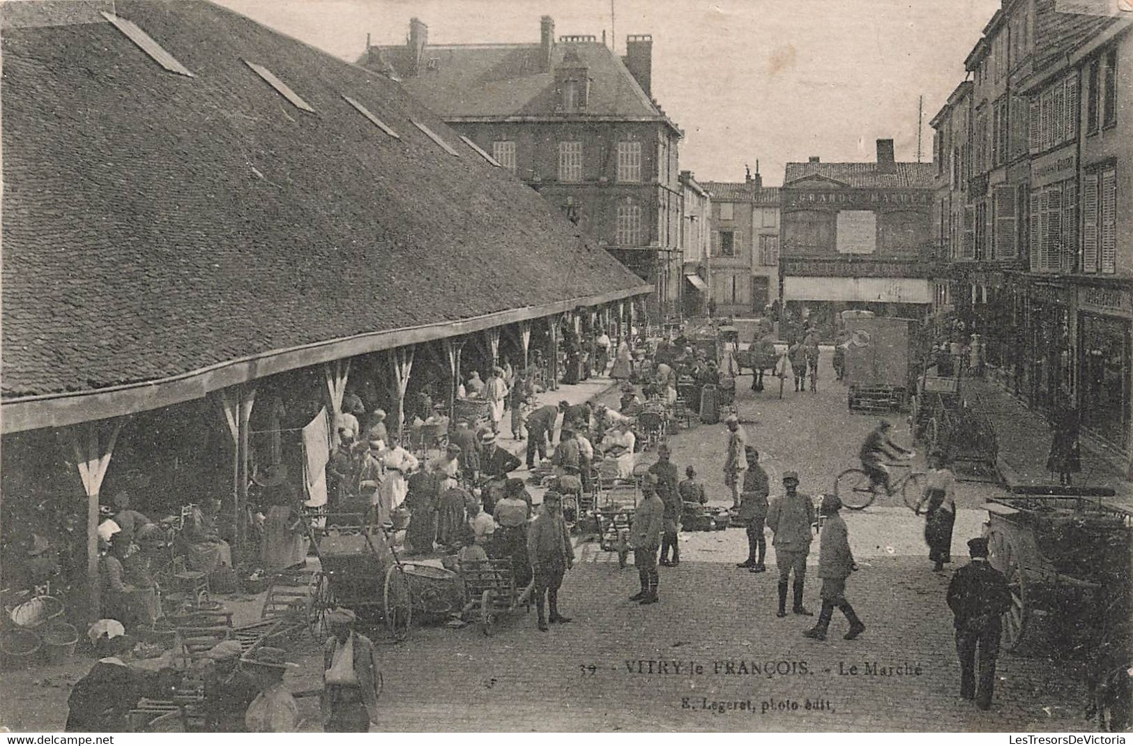 CPA Vitry Le François - Le Marché - E Legeret Photo Edit - Tres Animé - Halles Couvertes - Marchés