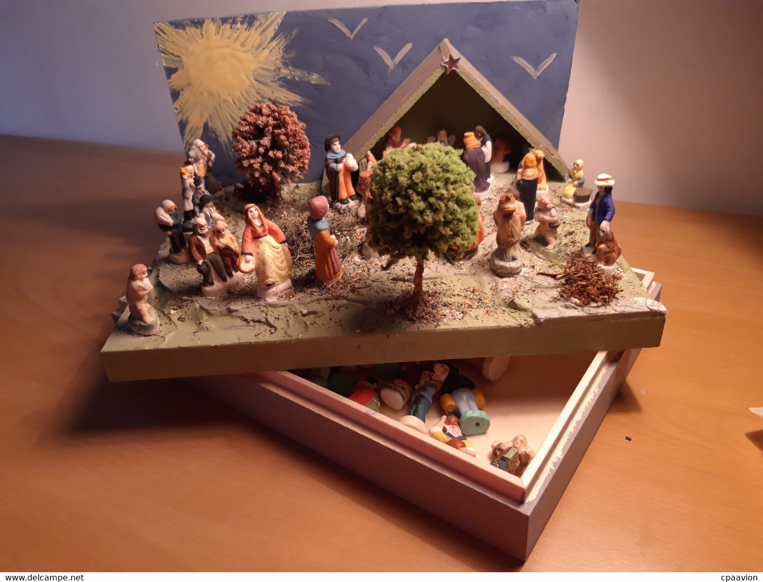 PETIT DIORAMA EN FEVES SANTONS ET PERSONNAGES DE CRECHE - Santons