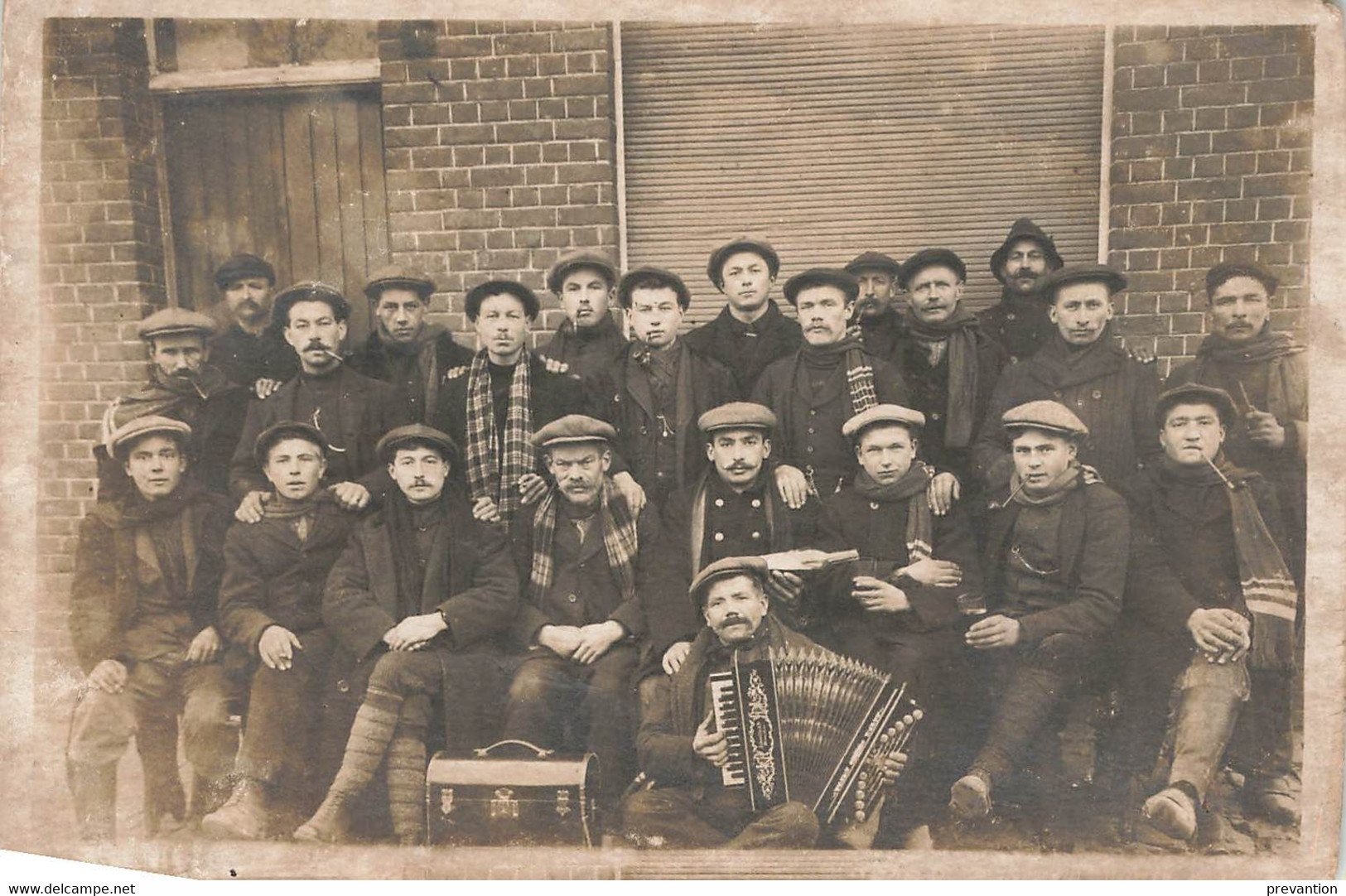 Photo Carte Groupe De Travailleurs Homme Avec Accordéoniste De ANSEROEUL 1920? - Kluisbergen