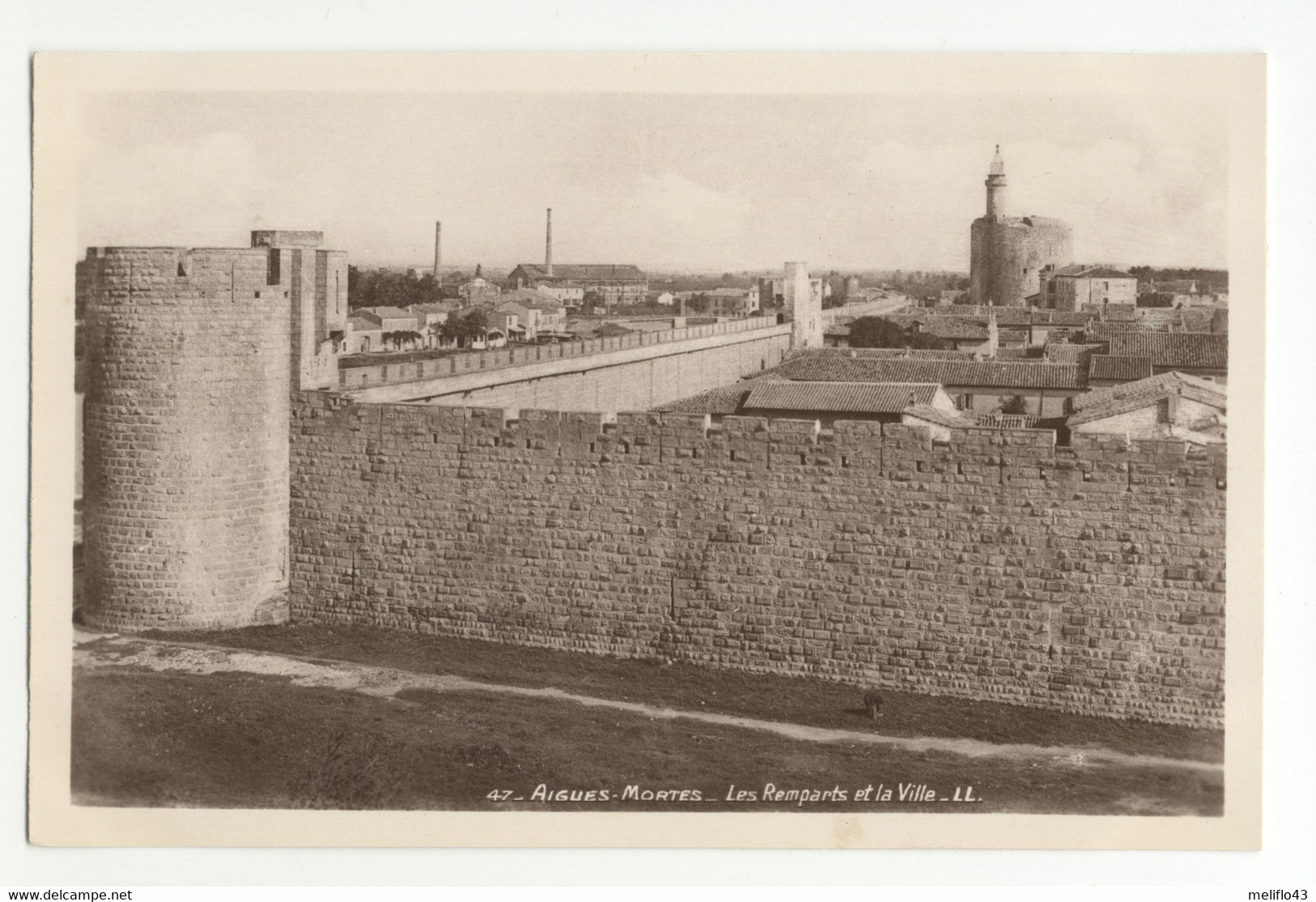 30/ CPSM - Aigues Mortes - Les Remparts Et La Ville - Aigues-Mortes