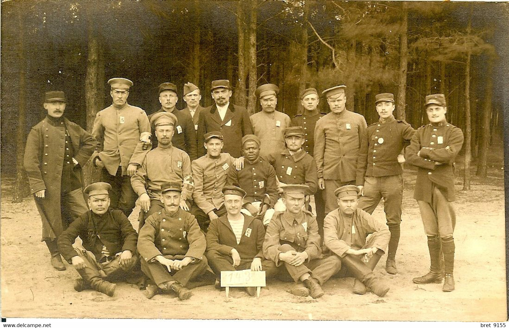 CAMP DE CELLE CARTE PHOTO GROUPE DE PRISONNIERS AVEC INDICATION 143 ACCROUPI LE MILITAIRE QUI A ECRIT A SON FILS - 1914-18