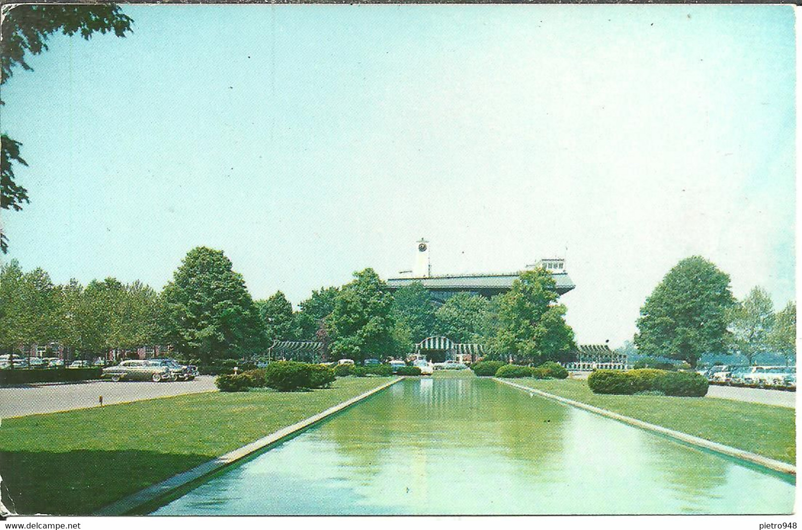 Long Island (New York, Usa) Belmont Park, Fountain And The Entrance To The Club House - Long Island