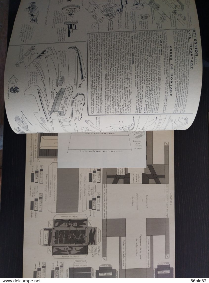 MAQUETTE DE VOITURE DECAPOTABLE EN CARTON (JOUETS ELLEN) ET D'UN AEROPORT- ANNEES 50 - Carton / Lasercut