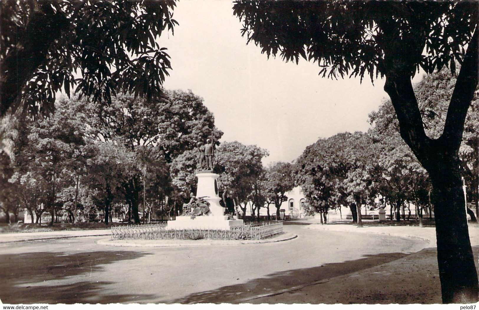 Afrique  Cpsm  Guinée Conakry Le Monument à Balley   CC601 - Guinée Française