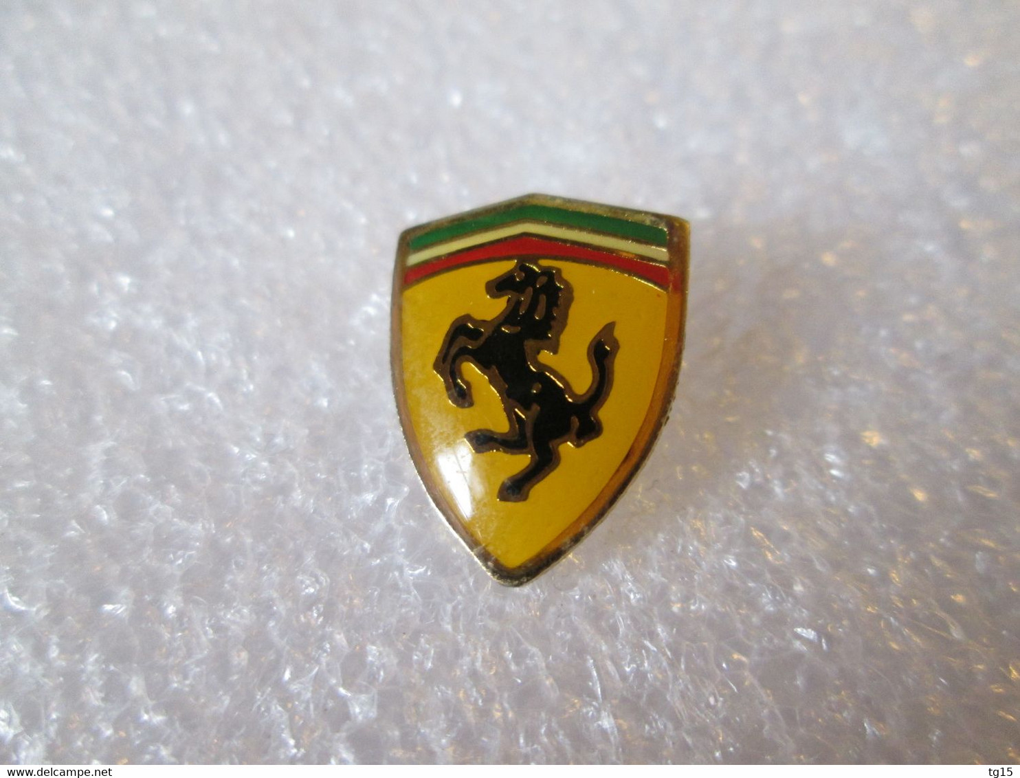 PIN'S     LOGO  FERRARI    16X13 Mm - Ferrari