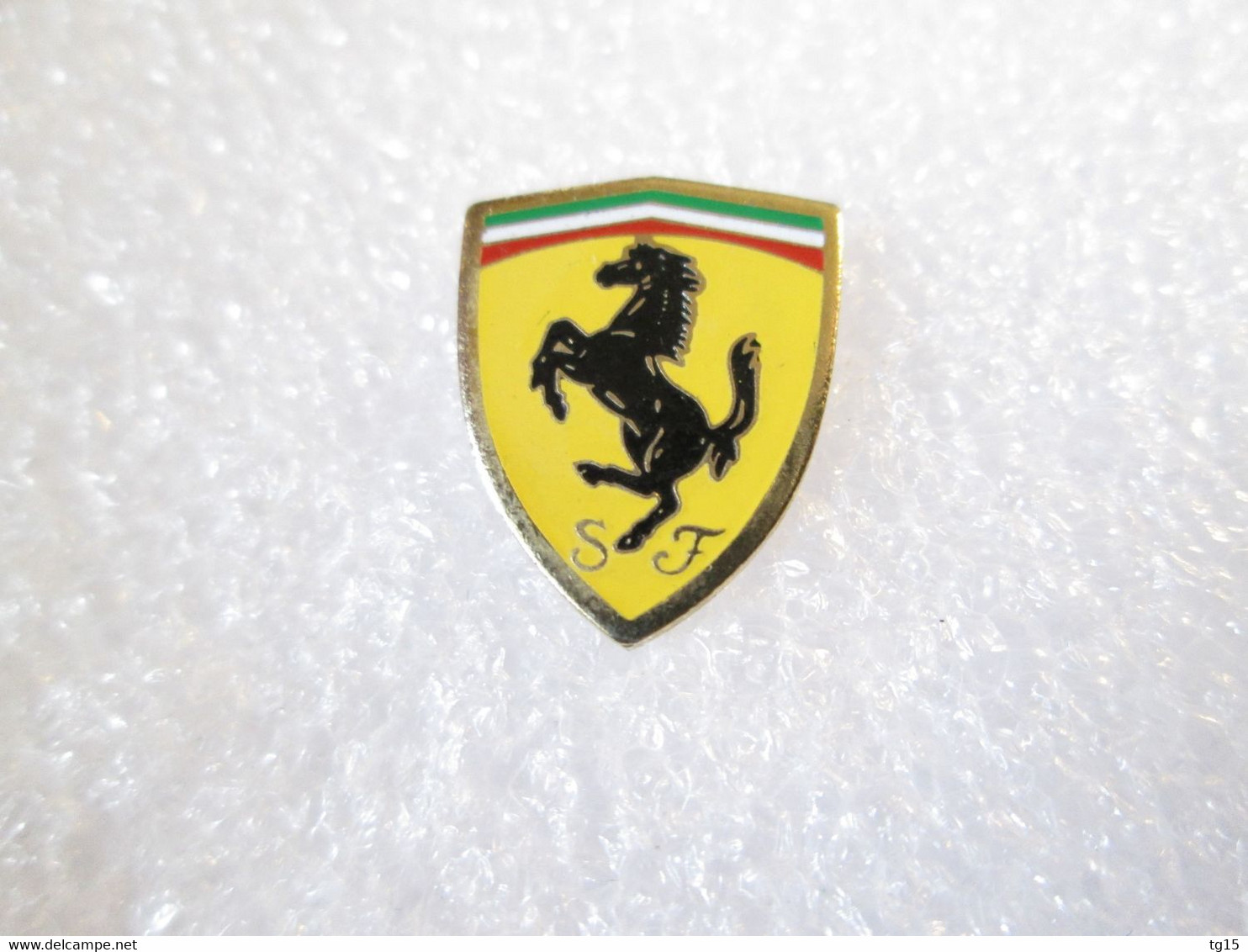 PIN'S     LOGO  FERRARI    15X12 Mm - Ferrari