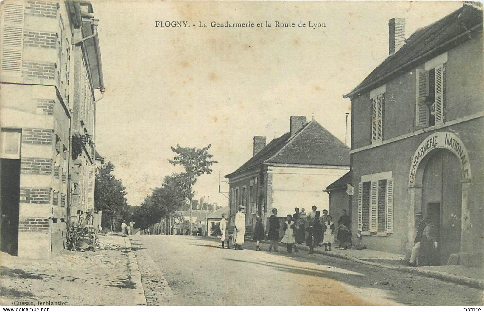 FLOGNY - La Gendarmerie Et Route De Lyon. - Flogny La Chapelle