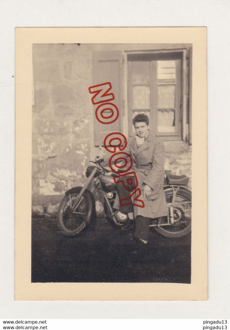 Au Plus Rapide Moto Ancienne Motobécane Et Enfant Année 1957 - Motos