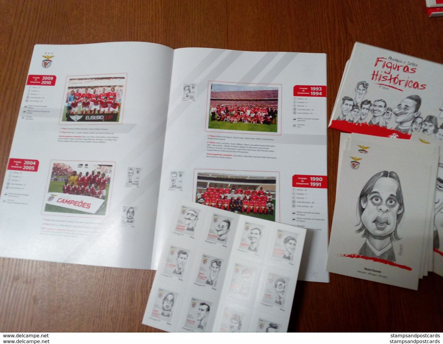 Portugal Album SLB Benfica Football Soccer 2018 Complete Série Et Bloc Eusébio + 44 Timbres + 36 Cartes Postales - Collections