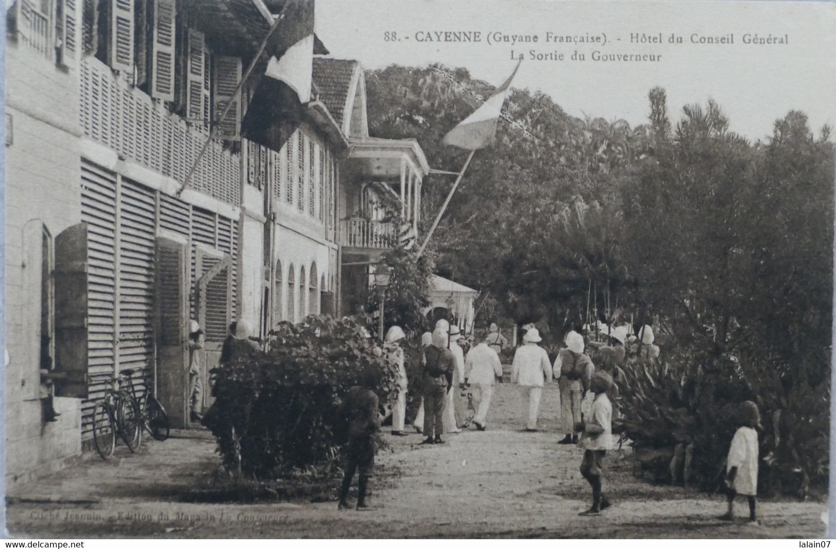 C. P. A. : GUYANE : CAYENNE : Hôtel Du Conseil Général, La Sortie Du Gouverneur, Animé - Cayenne