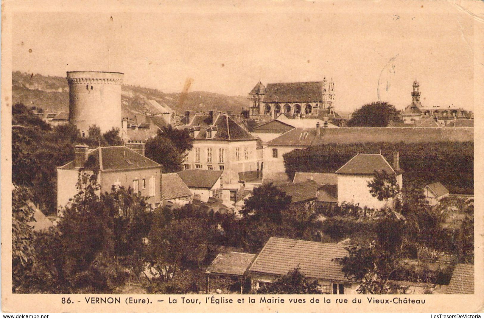 CPA FRANCE - 27 - VERNON - La Tour L'église Et La Mairie Vues De La Rue Du Vieux Château - Timbres Taxes G ANDRE - Vernon