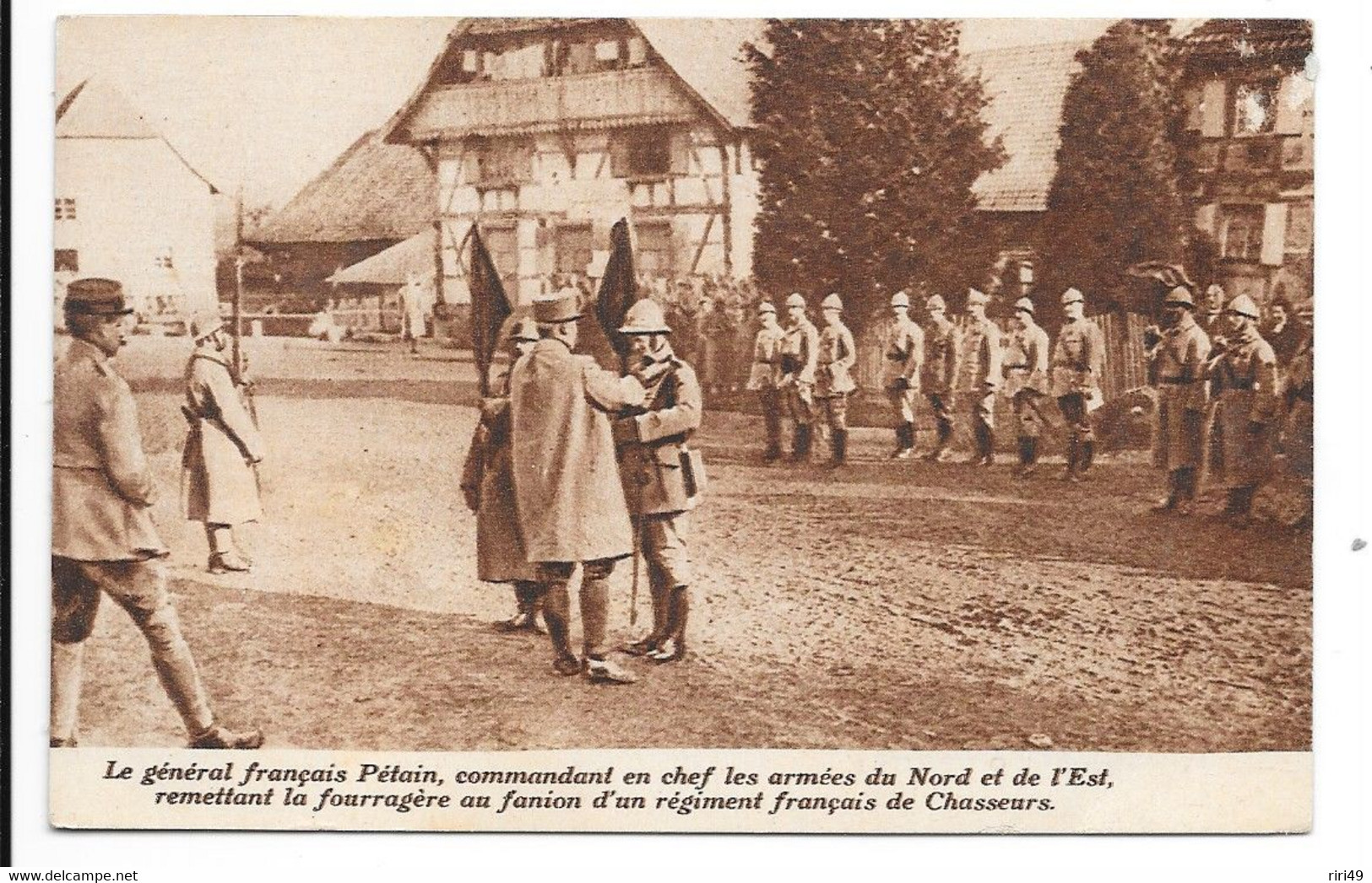 Cp Pétain, Le Général Français Pétain, Commandant En Chef Les Armées Du Nord Et De L'Est, Remettant La Fourragerai... - Patriotiques