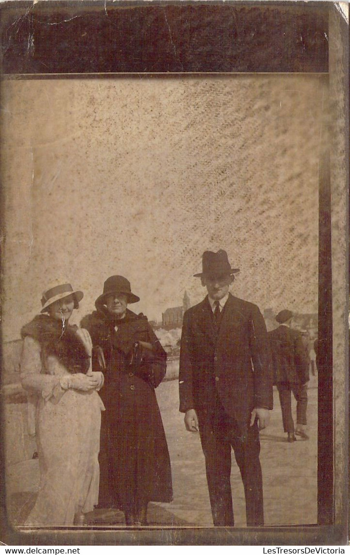 CPA PHOTOGRAPHIE - MODE - Deux Femmes Et Un Homme Aux Chapeaux - Fotografia