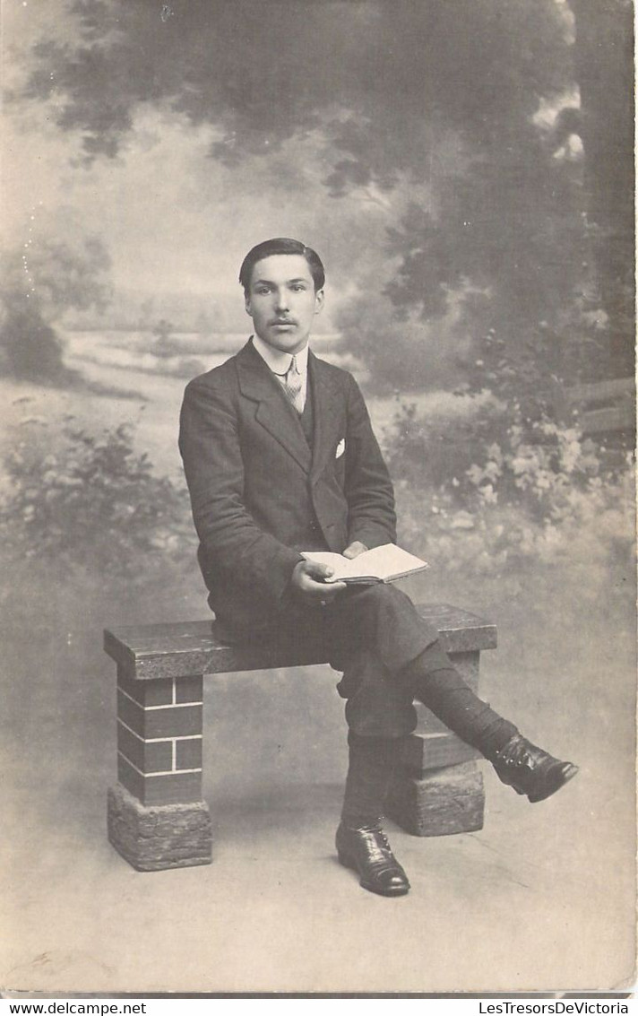 CPA PHOTOGRAPHIE - MODE - Jeune Homme Assis Sur Un Banc Lit Un Livre - Fashion