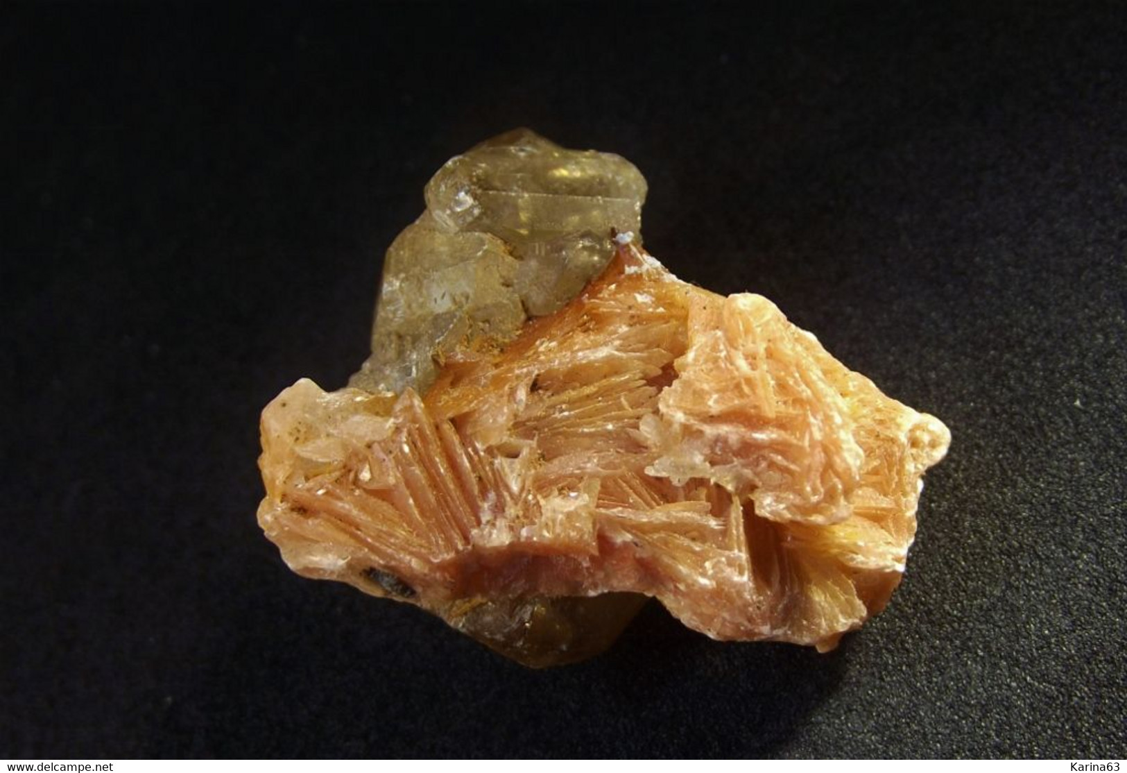 Cerussite (UV - Yellow)  On Pink Baryte  (3 X 3 X 3 Cm ) - Mibladen - Morocco - Minéraux