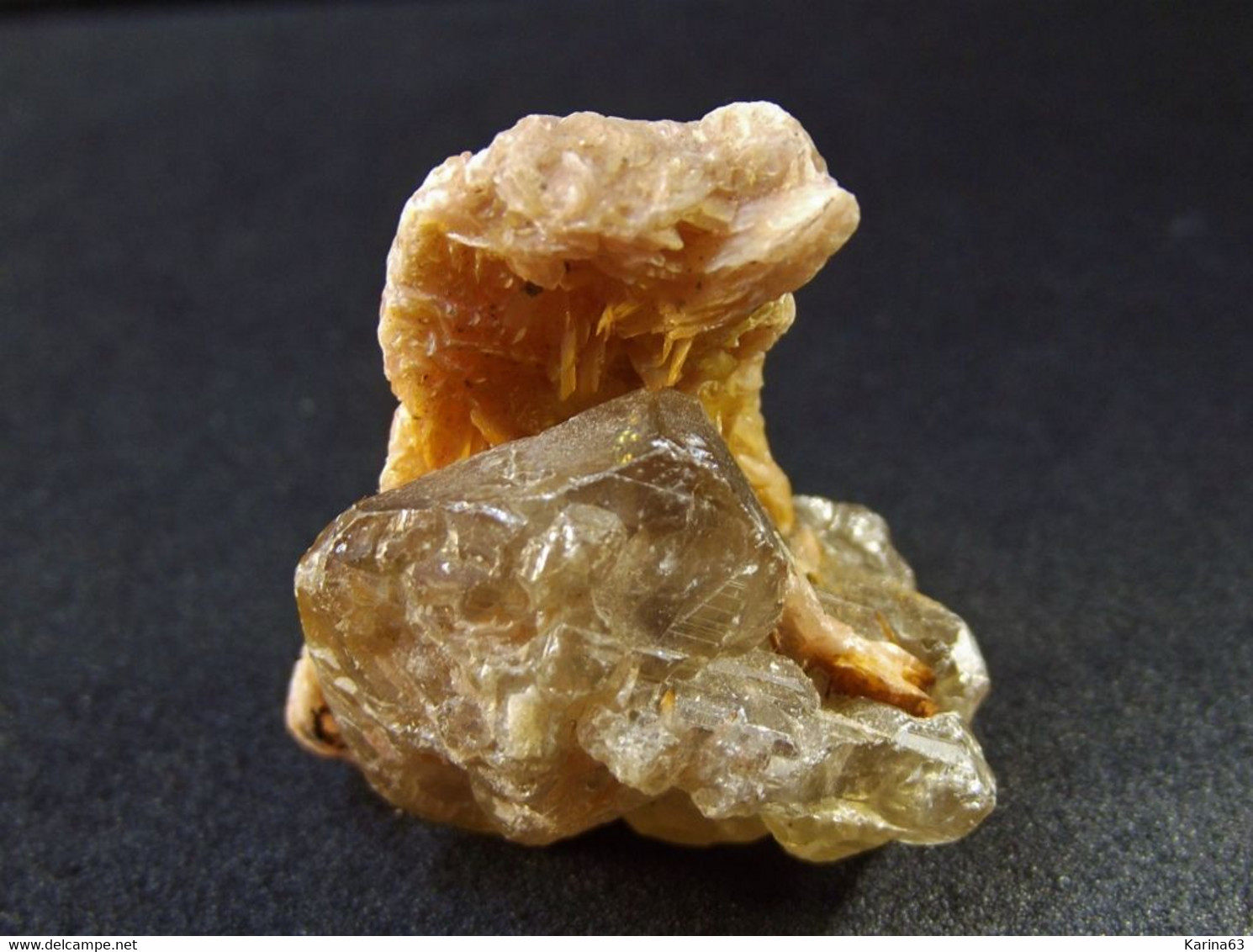 Cerussite (UV - Yellow)  On Pink Baryte  (3 X 3 X 3 Cm ) - Mibladen - Morocco - Minéraux