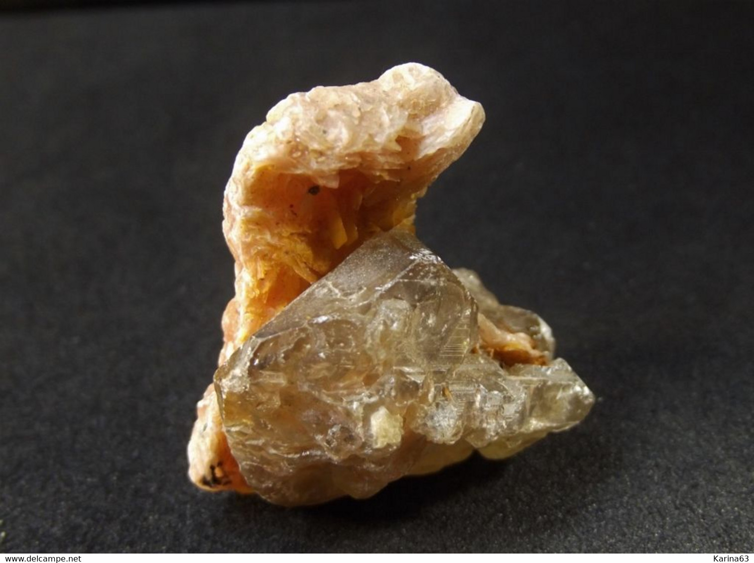 Cerussite (UV - Yellow)  On Pink Baryte  (3 X 3 X 3 Cm ) - Mibladen - Morocco - Minéraux