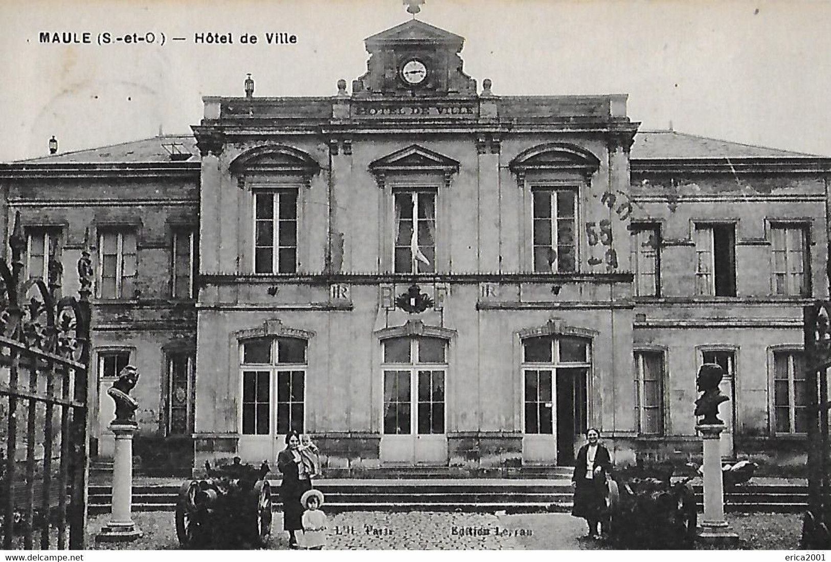 Maule. L'entrée De L'hotel De Ville. - Maule